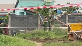 Long An: Mưa lớn gây sập hàng rào công ty khiến ba người thương vong