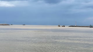 Tìm kiếm một thanh niên chìm, mất tích khi bơi ở cảng Phan Thiết