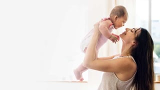 Tại sao không nên tắm ngay cho trẻ khi mới sinh?