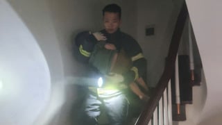 Hà Nội: Cứu 7 người thoát khỏi vụ cháy lúc nửa đêm, trong đó có 5 trẻ em