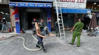 TP. Hồ Chí Minh: Kịp thời cứu thoát nhiều người bị kẹt trong đám cháy﻿