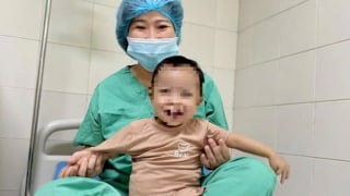 Bệnh nhi 15 tháng tuổi được ghép gan thành công, bình phục ngoạn mục