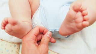 Trẻ sơ sinh có nên cắt bao quy đầu hay không?