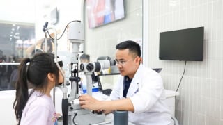 Bác sĩ Nguyễn Sỹ Sang chia sẻ bí quyết chăm sóc mắt mùa nắng nóng