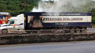 Cháy xe container trên Quốc lộ 1 ở Hà Tĩnh