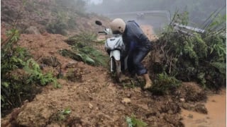 Quảng Trị: lực lượng chức năng trắng đêm sơ tán người dân khu vực ngập lụt