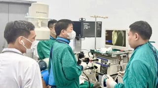 Quảng Ninh: Cấp cứu cụ bà 94 tuổi bị nhiễm trùng đường mật nặng do sỏi lớn