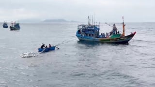Quảng Ngãi: Tàu cá bị chìm, 11 ngư dân được cứu vớt an toàn