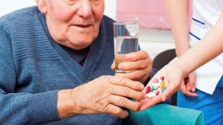 Thực phẩm chức năng cho người già: Chọn đúng để không “tiền mất tật mang”