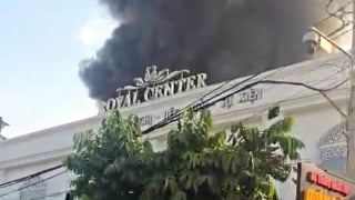 TP. Hồ Chí Minh: Trung tâm thương mại bốc cháy dữ dội lúc sáng sớm