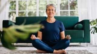 Tập yoga giúp giảm đau khớp gối ở phụ nữ lớn tuổi