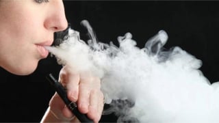 Giới trẻ đối mặt nguy cơ ngộ độc từ thuốc lá điện tử
