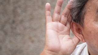 Suy giảm thính lực âm thầm cướp đi niềm vui tuổi già