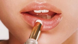 Dùng son nhiều có khiến môi thâm?