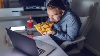 Ăn đêm: Thói quen âm thầm hủy hoại trái tim bạn