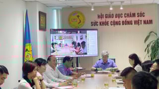 Lãnh đạo Hội Giáo dục Chăm sóc Sức khỏe Cộng đồng Việt Nam làm việc với tập thể Tạp chí Sức Khỏe Cộng đồng