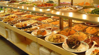 Ăn buffet khi đi du lịch thì nên ăn những gì?