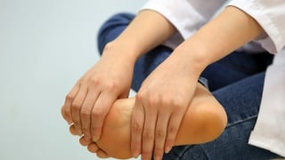 Tự nhiên bị tê chân có phải là bệnh không