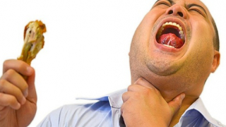 Hóc xương gà nguy hiểm thế nào?