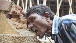 Hãi hùng dị nhân ăn 3kg bùn đất mỗi ngày, nhai gạch rau ráu như bim bim