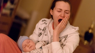 10 cách đối phó với những triệu chứng mệt mỏi, thiếu ngủ sau sinh