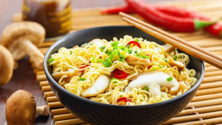 Có nên cho trẻ ăn mì tôm vào mỗi sáng?
