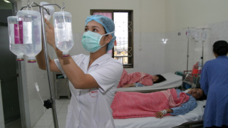 Truyền dịch khi bị sốt virus: Cẩn trọng kẻo nguy