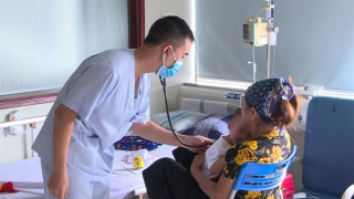 Uống nhầm dầu hỏa, bé 15 tháng tuổi bị suy hô hấp nặng