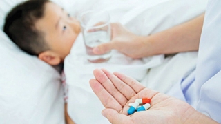 Không dùng Ibuprofen hạ sốt cho trẻ sốt xuất huyết