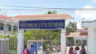 Một nữ học sinh bị khó thở ngất xỉu, “kéo” theo hàng lọat học sinh xỉu theo