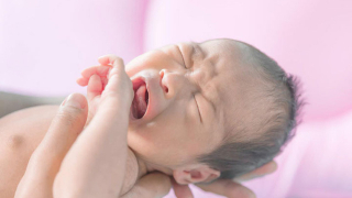 Bé sơ sinh 3 ngày tuổi mắc bệnh lậu, nguyên nhân không thể ngờ