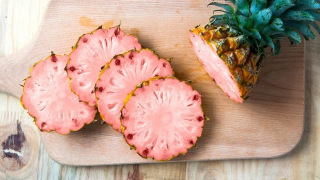 Giống dứa kỳ lạ có ruột hồng, mùi thơm như kẹo, giá 1 triệu đồng/quả
