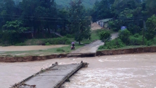 Người dân Khánh Hòa chạy lũ trong đêm, 1 người bị lũ cuốn mất tích