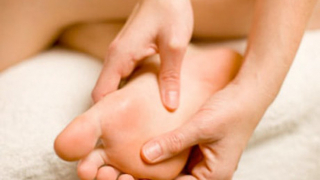 Cảm giác bị châm chích, kiến bò là bệnh gì?