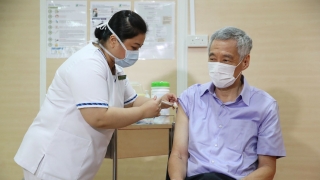 Thủ tướng Singapore được tiêm mũi vaccine Covid-19 đầu tiên