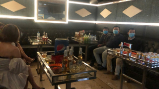 Quảng Ninh: 6 khách hát cùng 6 'tay vịn' bị đưa đi cách ly vì hát karaoke chui giữa dịch Covid-19