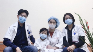 Bệnh nhi ghép tim nhỏ tuổi nhất Việt Nam được ra viện
