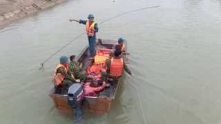 Rủ nhau tắm sông Đào, 1 em học sinh ở Nghệ An bị nước cuốn mất tích