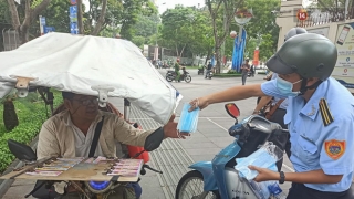 TP.HCM bắt đầu ra quân nhắc nhở, yêu cầu người dân đeo khẩu trang nơi công cộng: Cố tình chống đối sẽ xử phạt