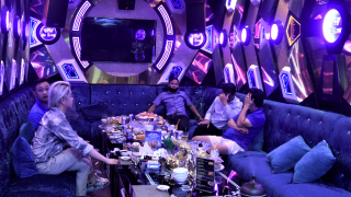 Nóng: Kiểm tra phòng dịch COVID-19 giữa đêm, nhân viên nhà hàng tán loạn vì vi phạm quy định