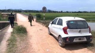 Nghệ An: Một chiếc ô tô đậu trên bờ, phát hiện người phụ nữ tử vong dưới sông Đào