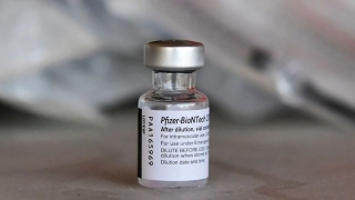 Cha mẹ cần biết về vaccine Comirnaty do Pfizer-BioNTech sẽ tiêm cho trẻ từ 12-17 tuổi