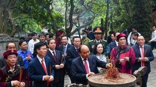 Chủ tịch nước Nguyễn Xuân Phúc cùng Lãnh đạo Đảng, Nhà nước dâng hương tưởng niệm các Vua Hùng