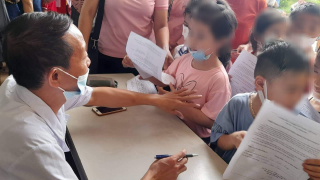 Tuyên Quang: Không thực hiện khám sáng lọc trước khi tiêm vaccine phòng COVID-19 cho trẻ khiến nhiều phụ huynh bức xúc