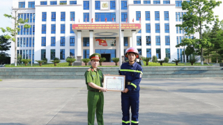 Bộ trưởng Bộ Công an gửi Thư khen đồng chí Công an tỉnh Tuyên Quang kịp thời cứu nạn 105 em học sinh khỏi nước lũ