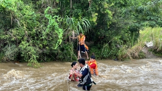 Thứ trưởng Bộ Công an gửi thư khen cho Công an TP Đà Nẵng đã cứu 6 người dân mắc kẹt do lũ