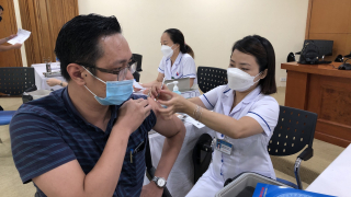Hải Phòng chỉ đạo tiêm vaccine phòng COVID-19 và hỗ trợ tiền thuê nhà cho người lao động