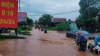 Bắc Giang trao tặng bằng khen cho người đàn ông dũng cảm cứu người trong nước lũ