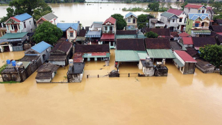 Hà Nội: Làng Bùi Xá (Chương Mỹ) ngập giữa biển nước mênh mông, người dân khó di chuyển