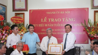 Bí thư Thành ủy Hà Nội trao Huy hiệu 80 năm tuổi Đảng cho đồng chí Vũ Oanh - Cán bộ lão thành cách mạng